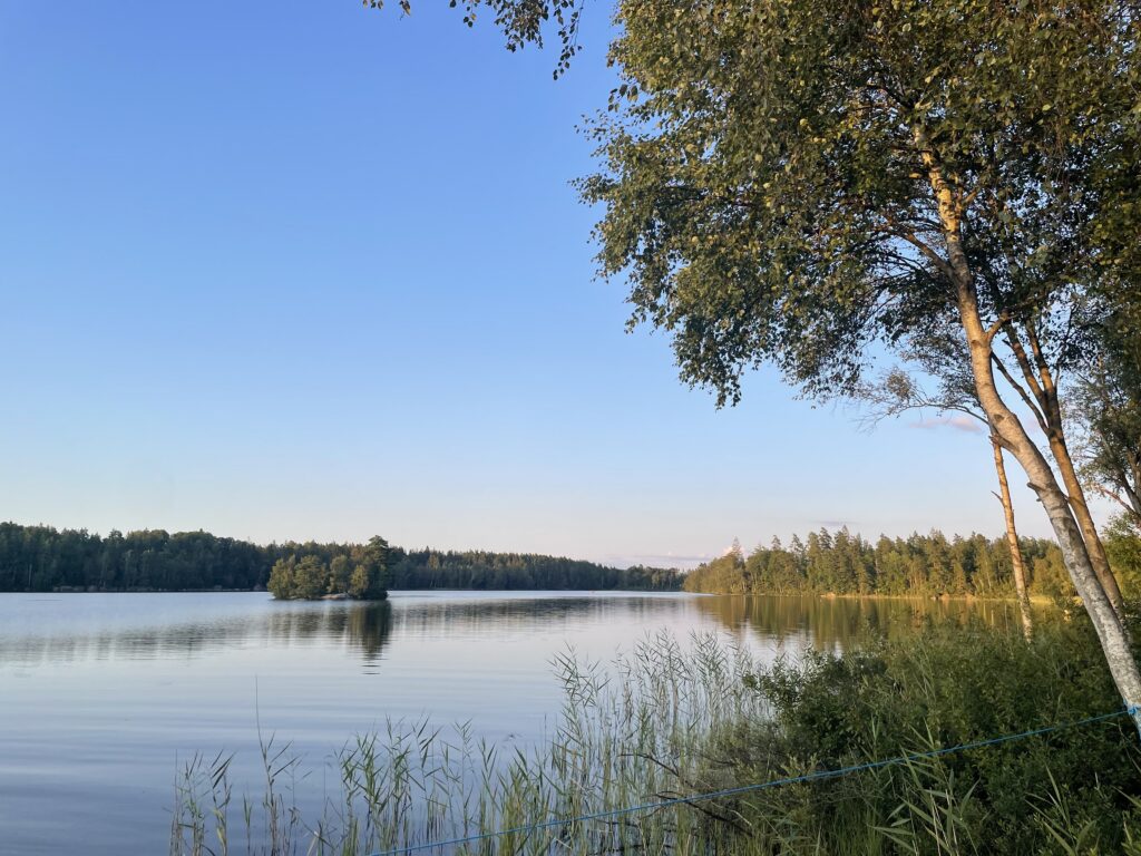 Schweden Natururlaub See und Wald entspannte Atmosphäre